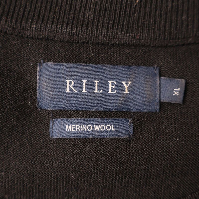 Närbild Riley-merke och Merino Wool-etikett i kragen