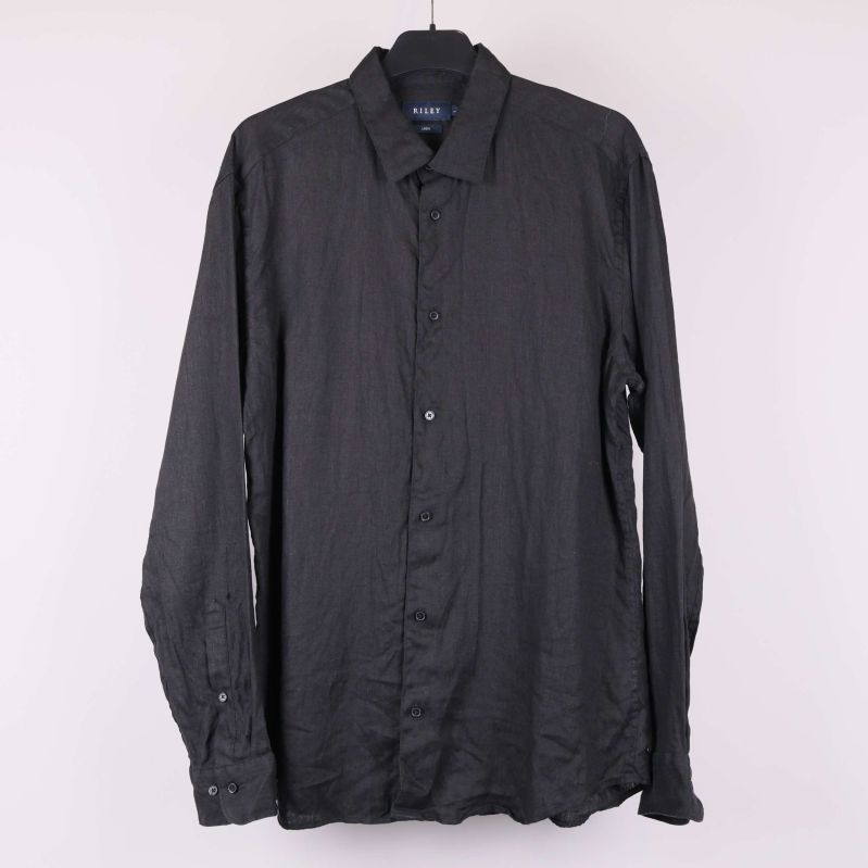 Svart linneskjorta med lång ärm på galge