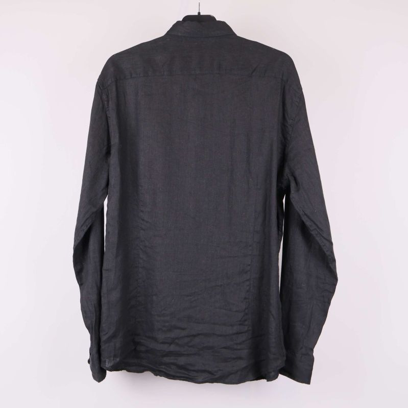 Baksidan av svart linneskjorta på galge