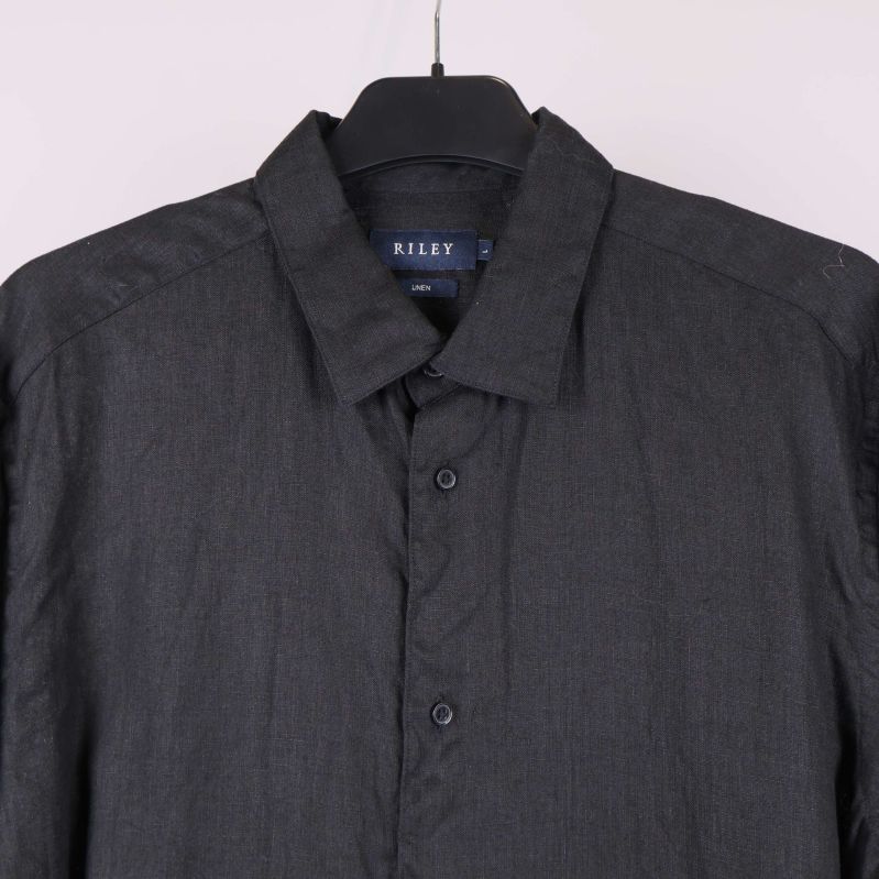 Närbild på krage och överdel av skjorta