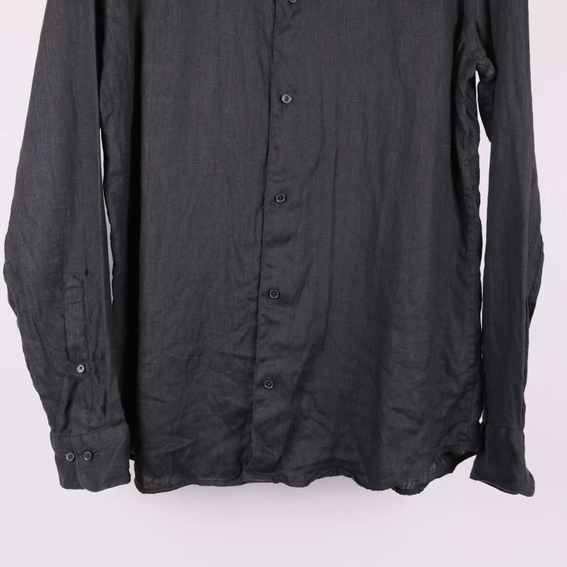 Nedre del av svart linneskjorta med knappar