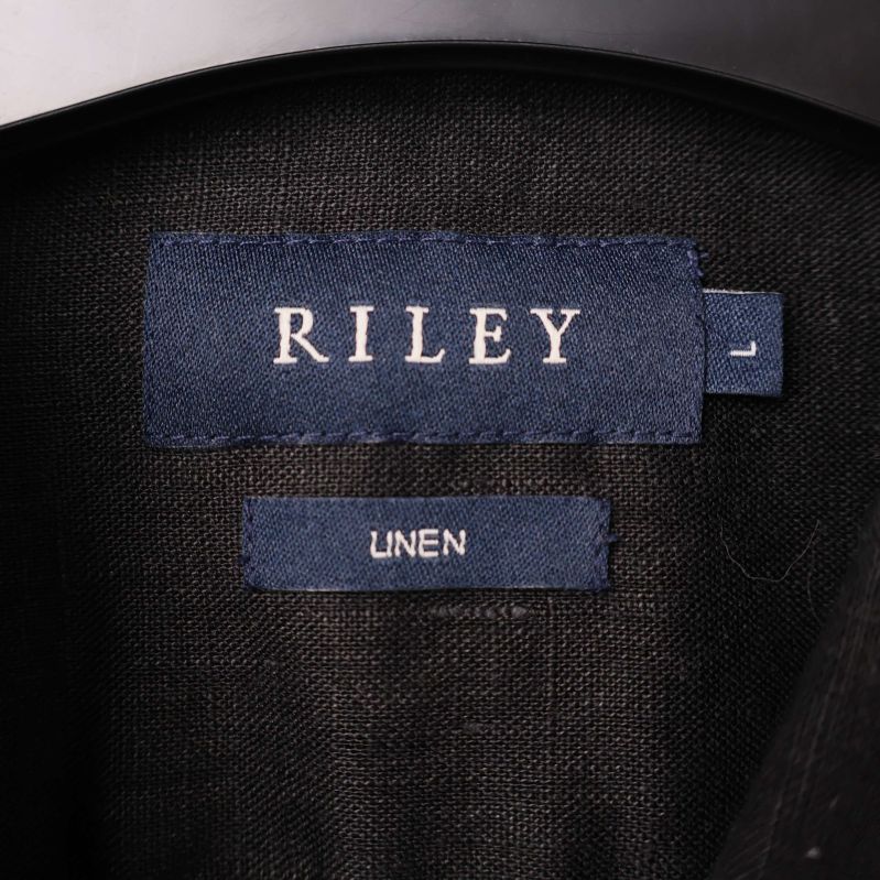 Riley varumärkesetikett och linen-etikett i kragen