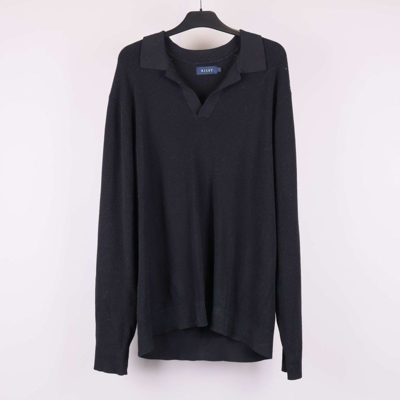 Svart långärmad tröja på galge framifrån