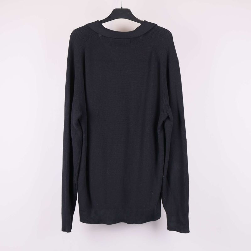 Svart långärmad tröja på galge bakifrån