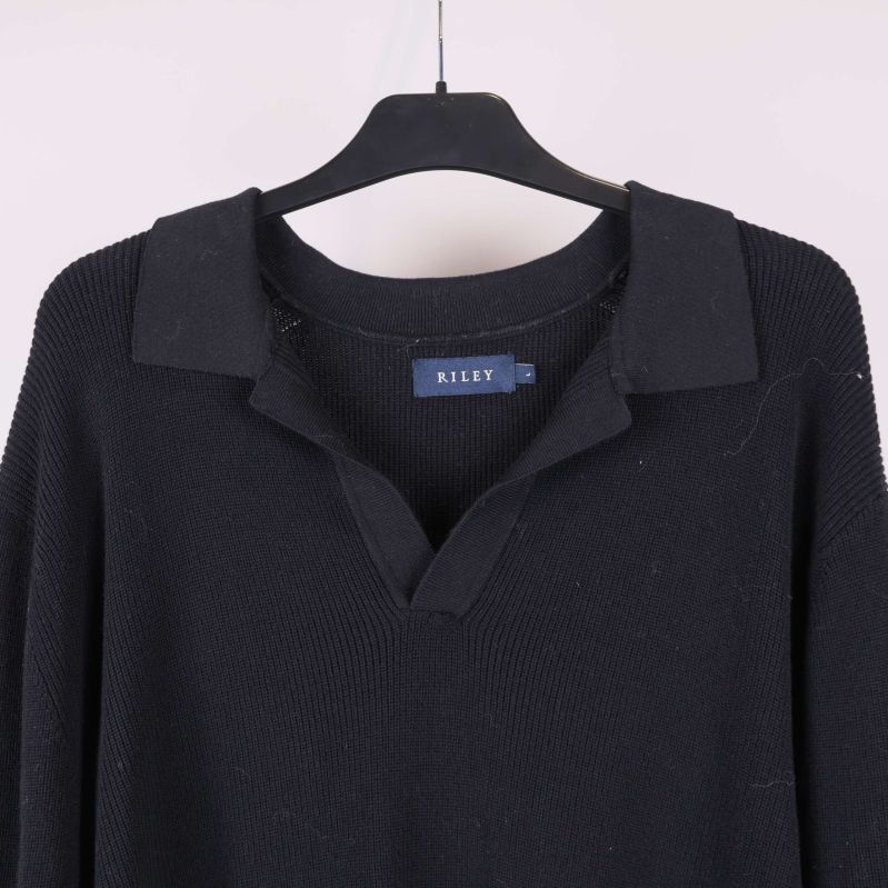 Närbild på tröjans krage och halsringning