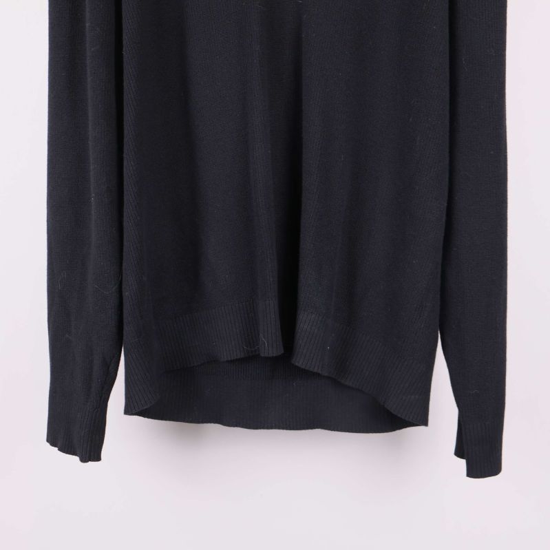 Nedre delen av svart långärmad tröja med ribbad mudd