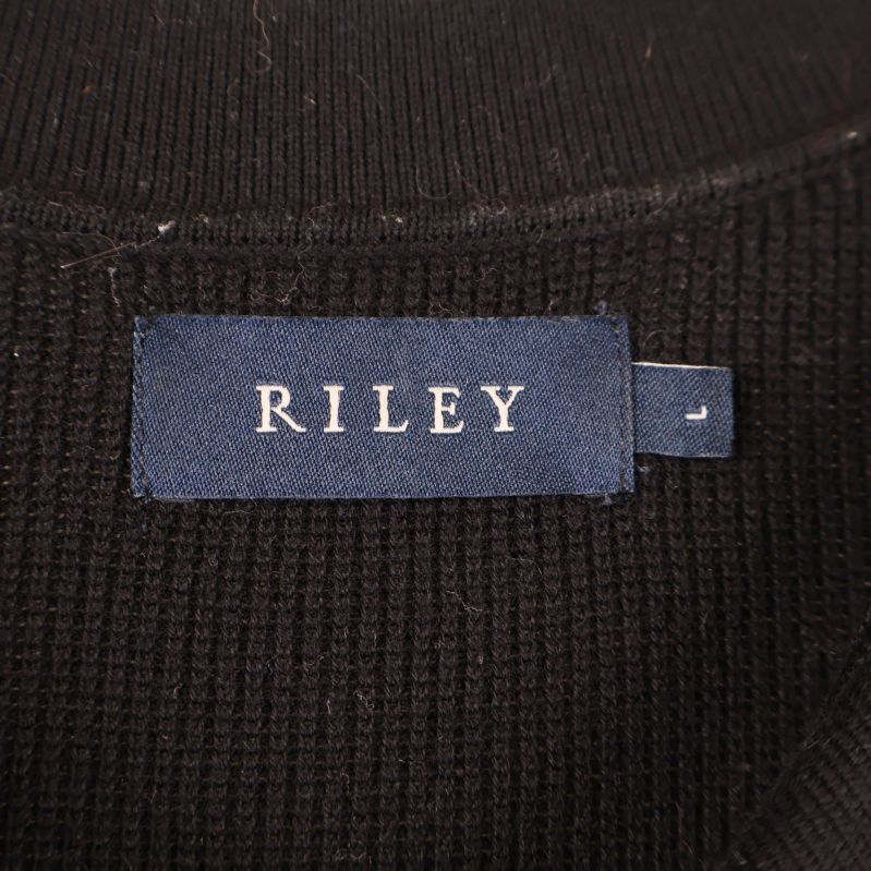 Närbild på blå Riley-etikett i kragen