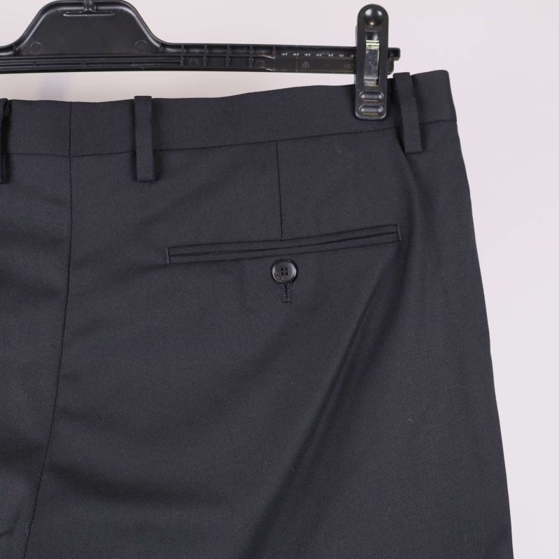 Närbild av bakficka och midjedetaljer på kostymbyxor