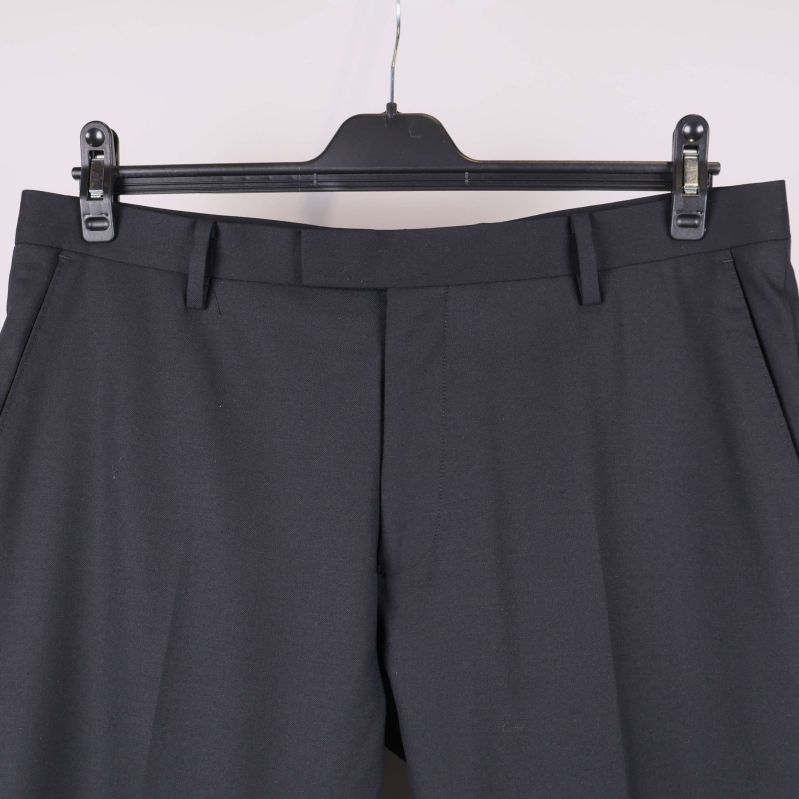 Framsida av midja och bälteshällor på kostymbyxor