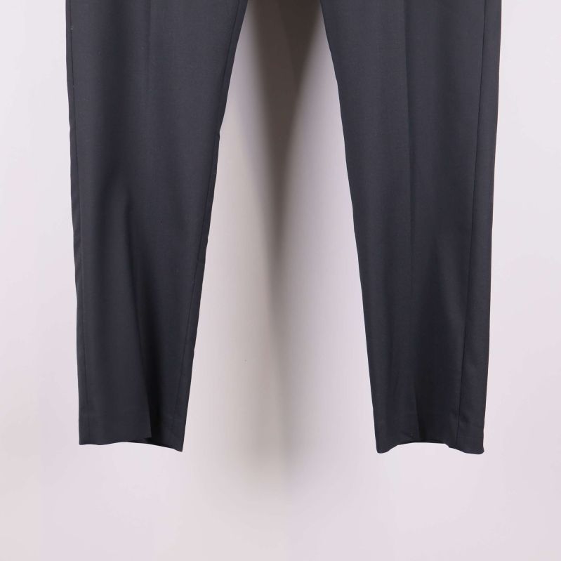 Närbild av nedre delen av kostymbyxbenen