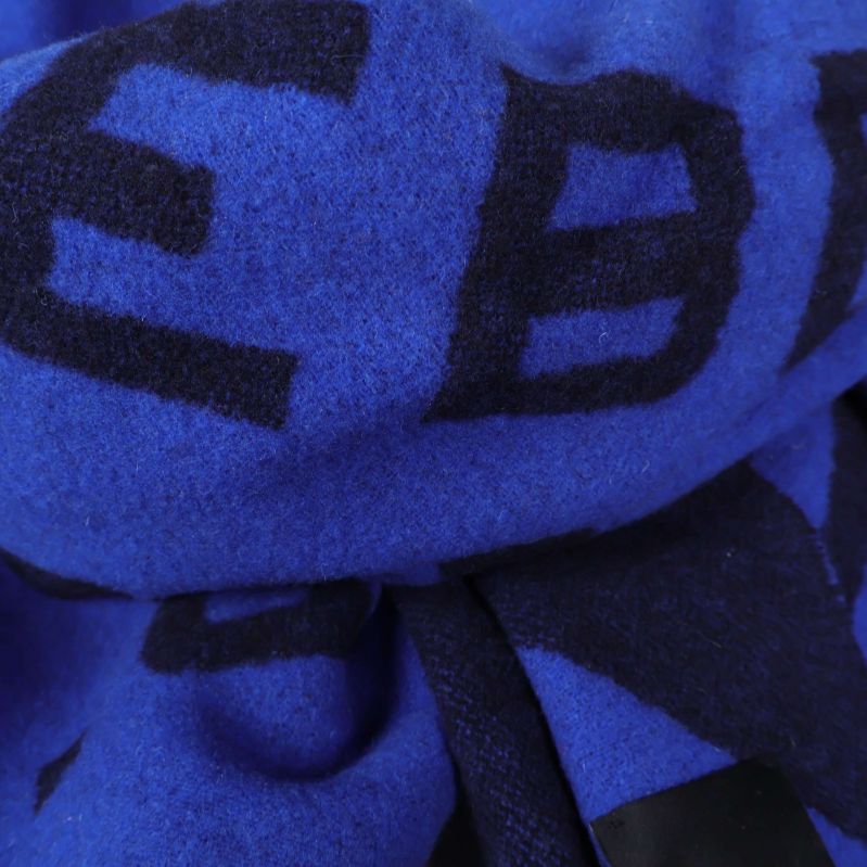 Närbild på blått logotypmönster i materialet