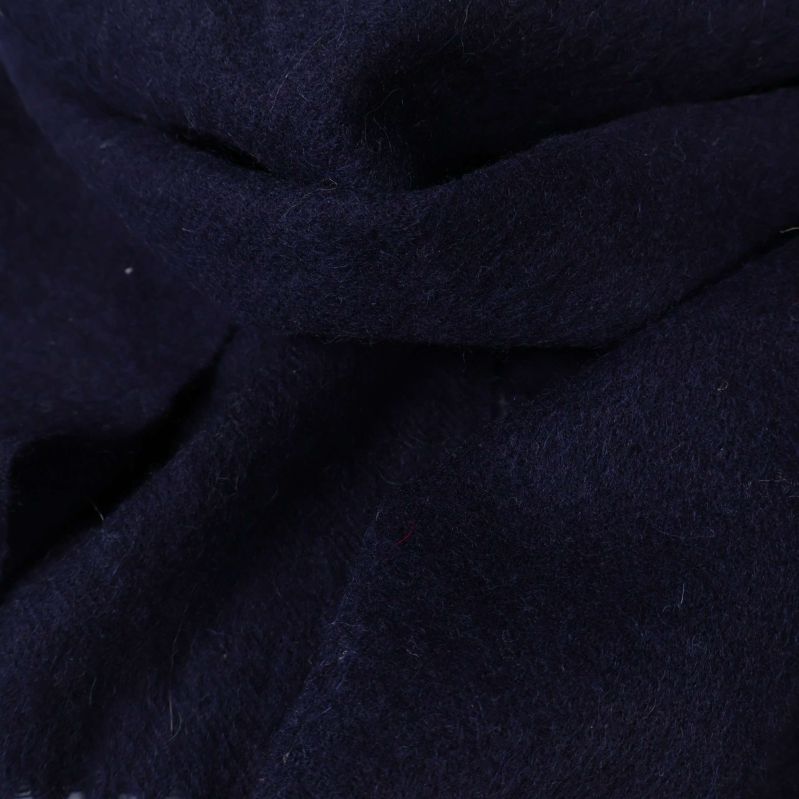 Närbild på mjukt och fluffigt ulltyg i marinblått