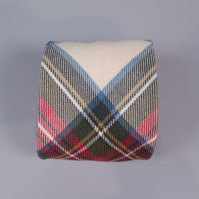 Slips rullad med synligt rutigt mönster