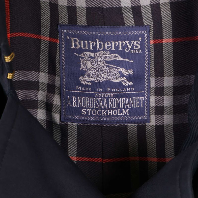 Burberrys etikett på rutigt innerfoder med text Stockholm