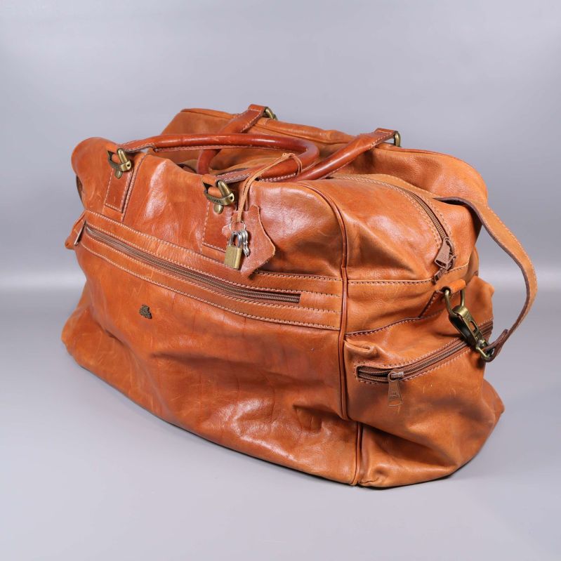 Stor cognacsfärgad weekendbag i läder med ytterfickor och handtag