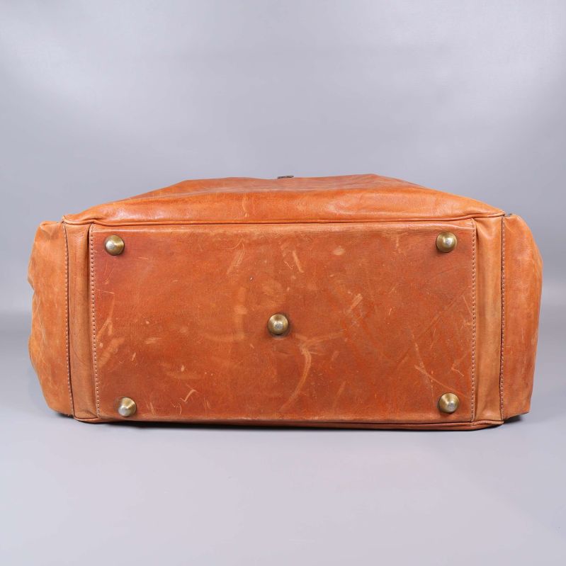 Läderväska undersida med fem metallfötter för stabilitet