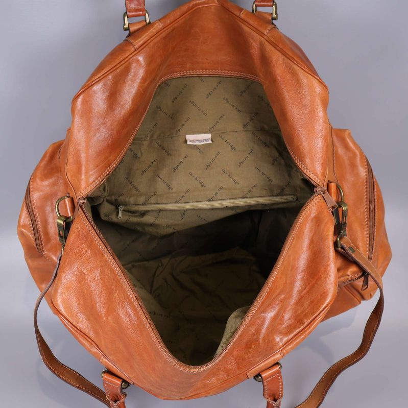 Inuti väskan med beige textilfoder och innerfickor