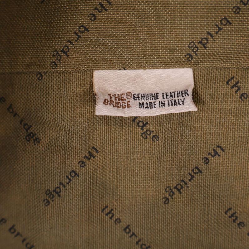 Inneretikett med texten genuine leather made in Italy the bridge