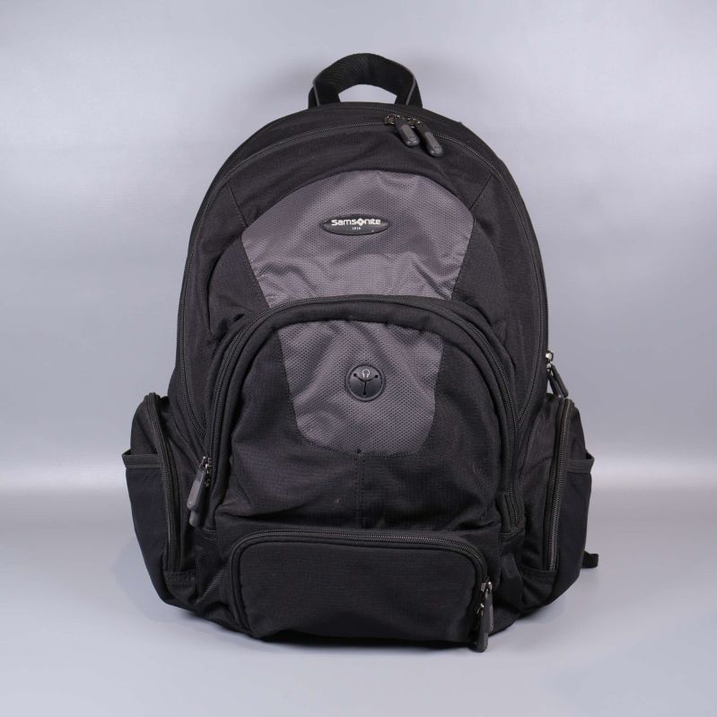 Ryggsäcken sedd rakt framifrån, flera fickor syns