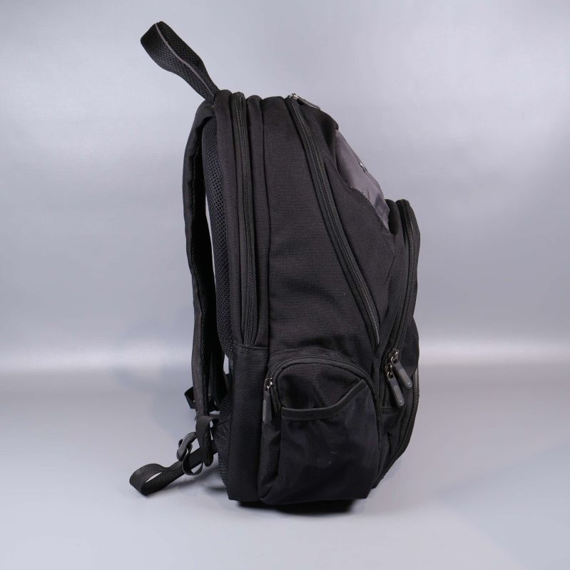 Ryggsäcken sedd från sidan, tydlig volym och fickor