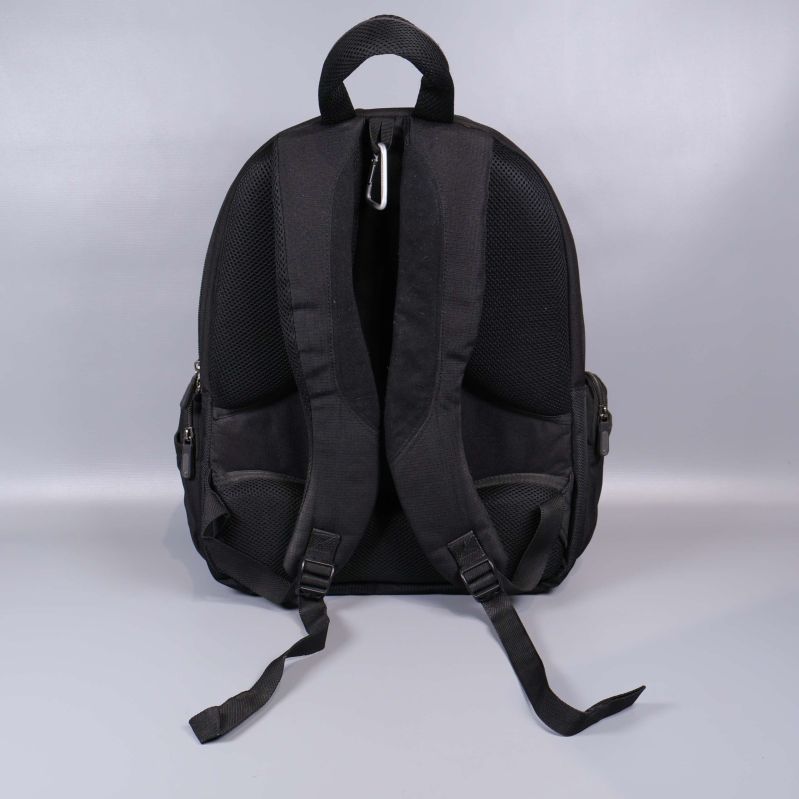 Ryggsäcken sedd bakifrån med vadderade axelremmar