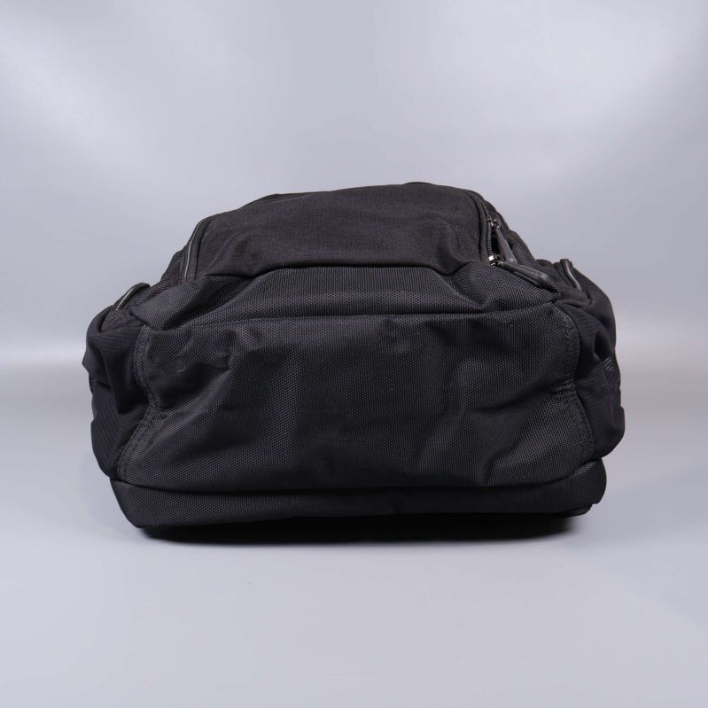 Botten av svart ryggsäck syns tydligt