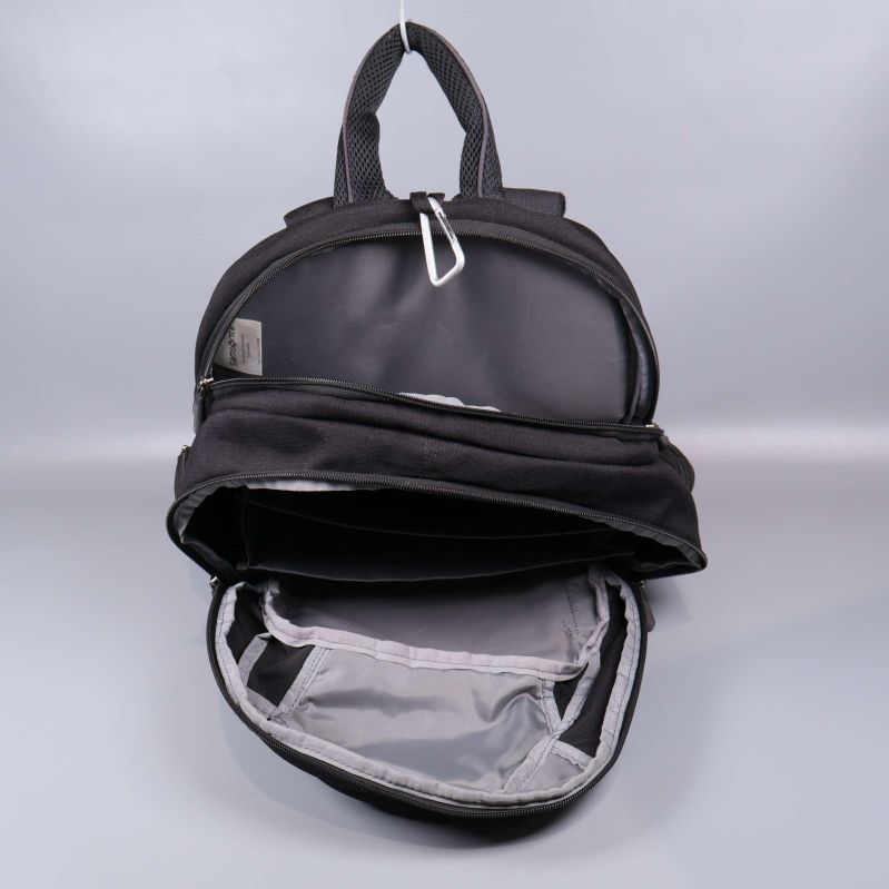 Öppen ryggsäck visar ljusgrått innerfoder och fickor