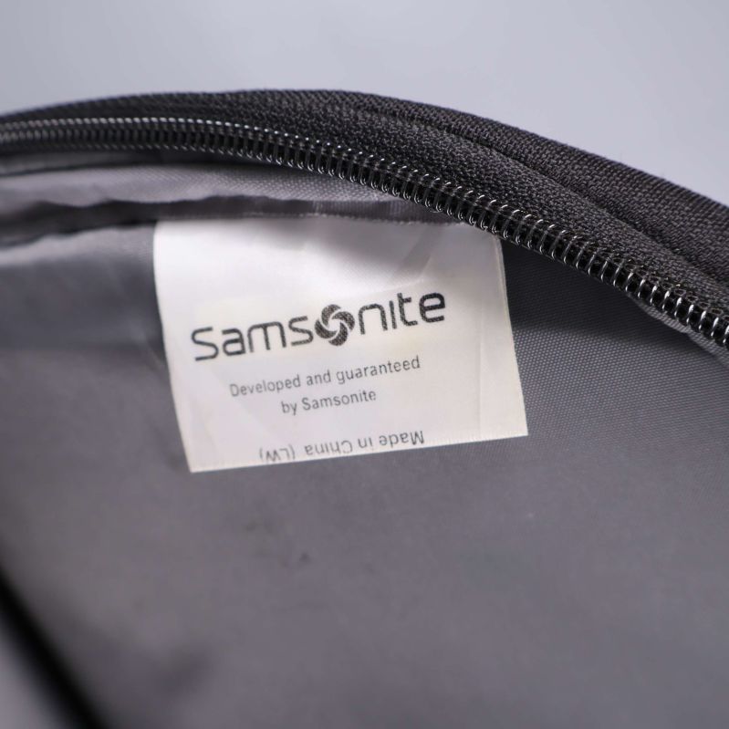 Närbild på insidan med lapp från Samsonite