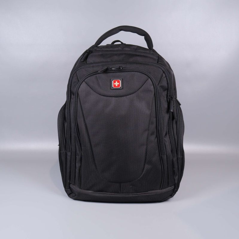 Ryggsäck sedd rakt framifrån med tydlig logotyp på fickan