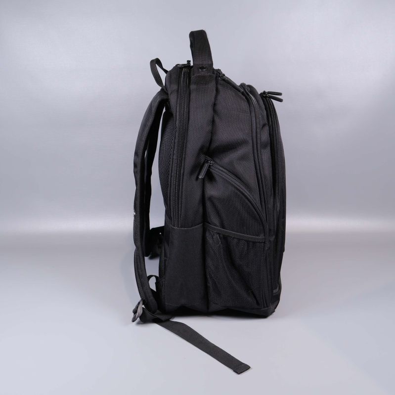 Ryggsäck sedd från sidan med sidoficka och dragkedjor