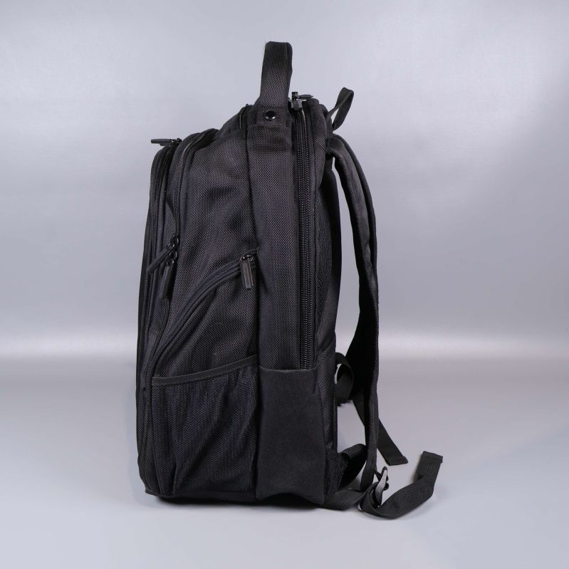 Ryggsäck sedd från andra sidan med ficka och dragkedja