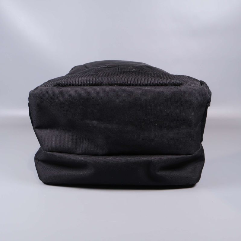 Ryggsäckens undersida i svart tygmaterial