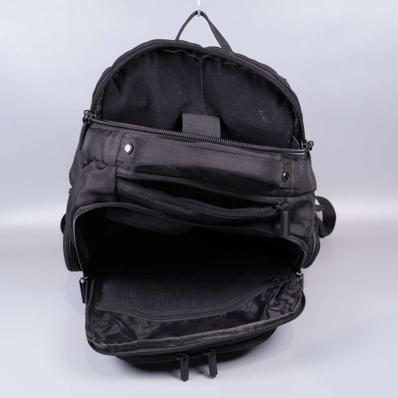 Öppnad ryggsäck visar insida med flera fack