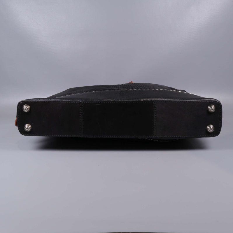 Undersidan av väskan med metallfötter och förstärkning