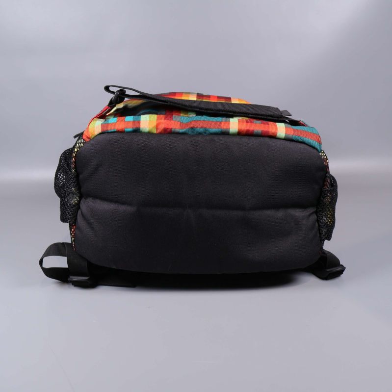 Botten av svart och rutigt backpack
