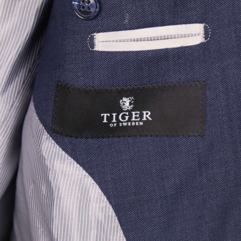 Tiger of Sweden-logotyp på insidan av blå kavaj