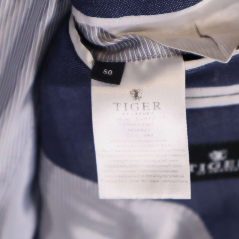 Materialetikett och storlekslapp inuti blå kavaj