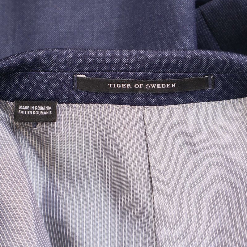 Randigt innertyg och etikett med Tiger of Sweden logga