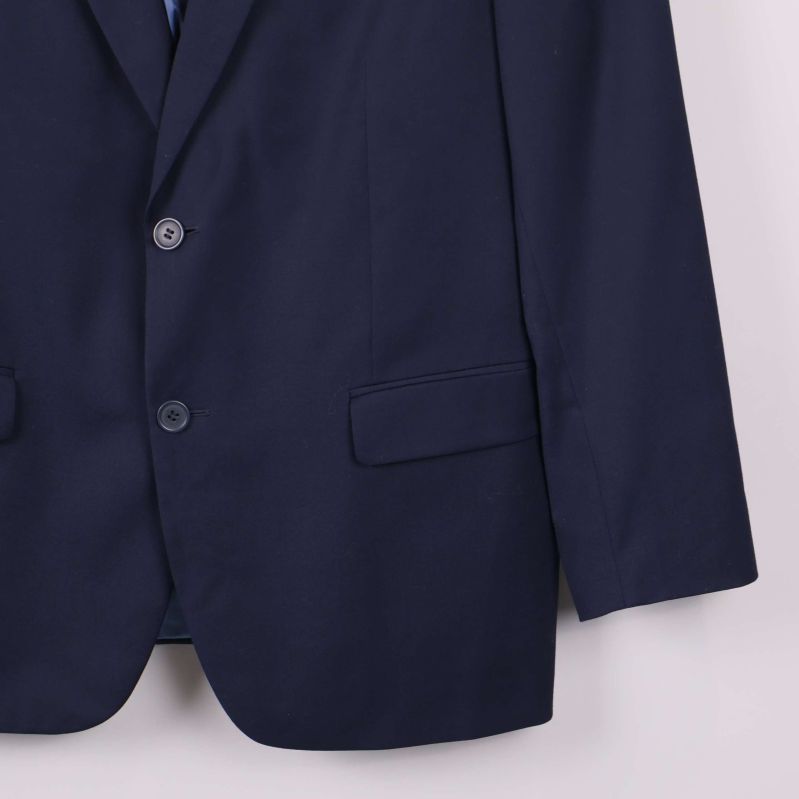 Närbild ärm och ficka på marinblå kavaj