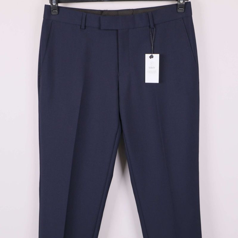 Byxans framsida i närbild med fickor och pressveck