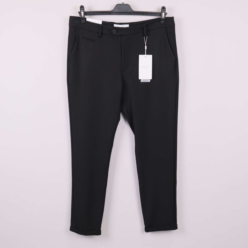 Svarta kostymbyxor med slim fit på galge, helhetsvy fram