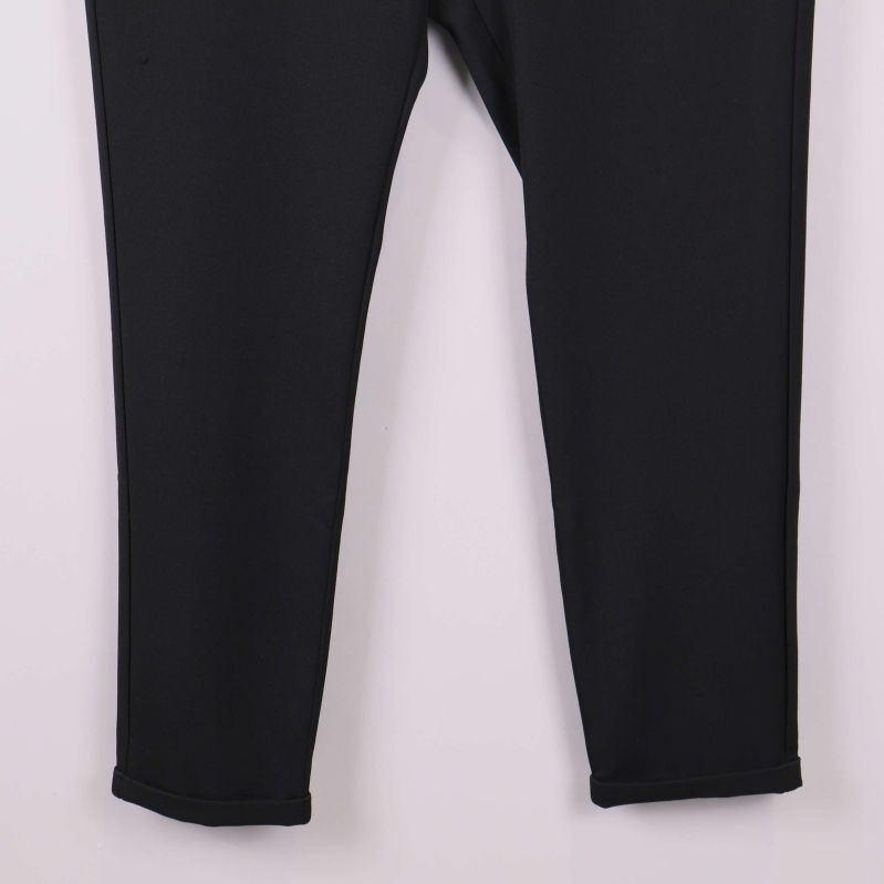 Nedre delen av svarta byxben med stilren kant