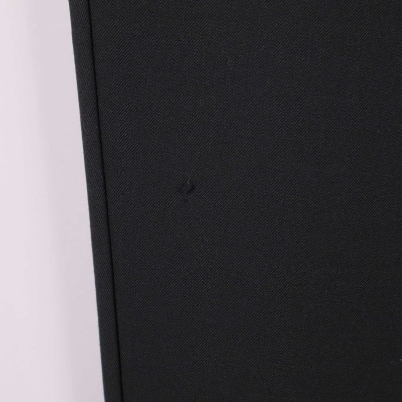 Närbild på litet märke eller prick på byxbenet