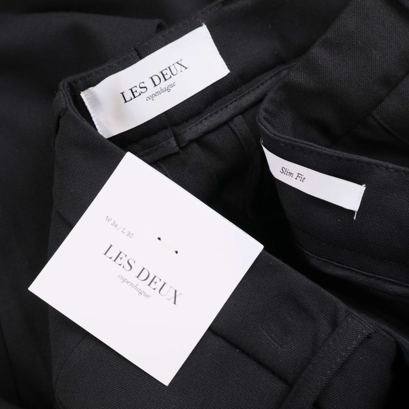 Inre etiketter i byxan med Les Deux logotyp och slim fit-text