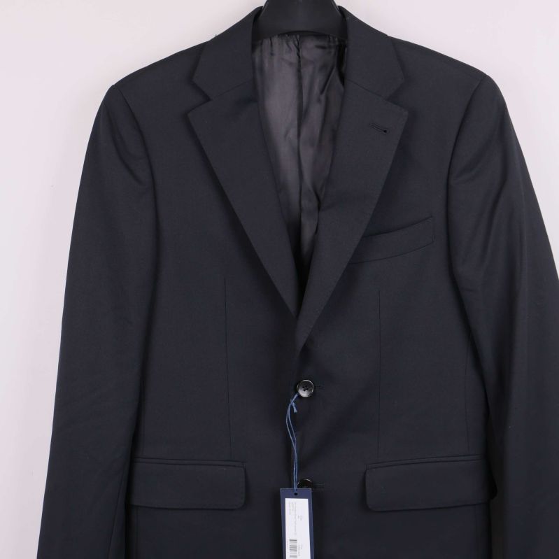 Kavaj med fickor och knäppning framtill