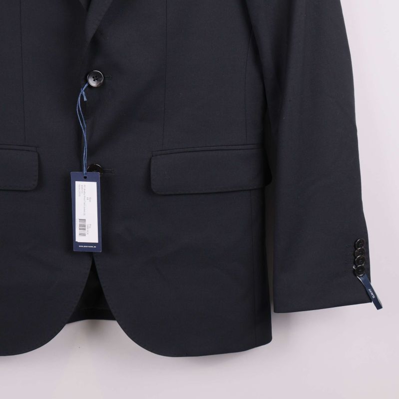 Närbild på nedre delen av ärm och fickor