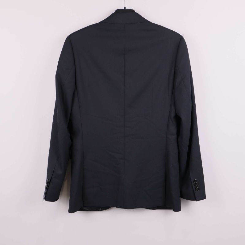 Baksidan av svart kavaj visas upphängd