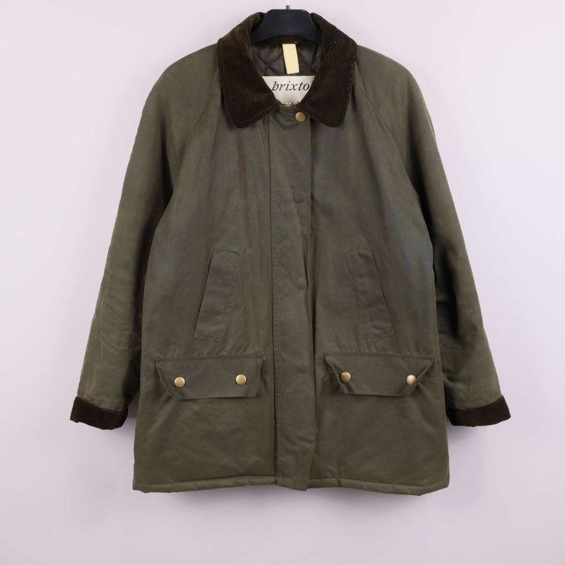 Olivgrön jacka med fickor och manchesterkrage framifrån