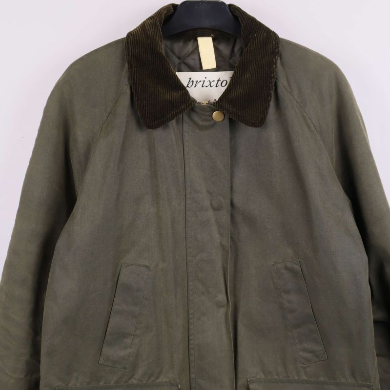 Jacka med manchesterkrage och dold knäppning i närbild