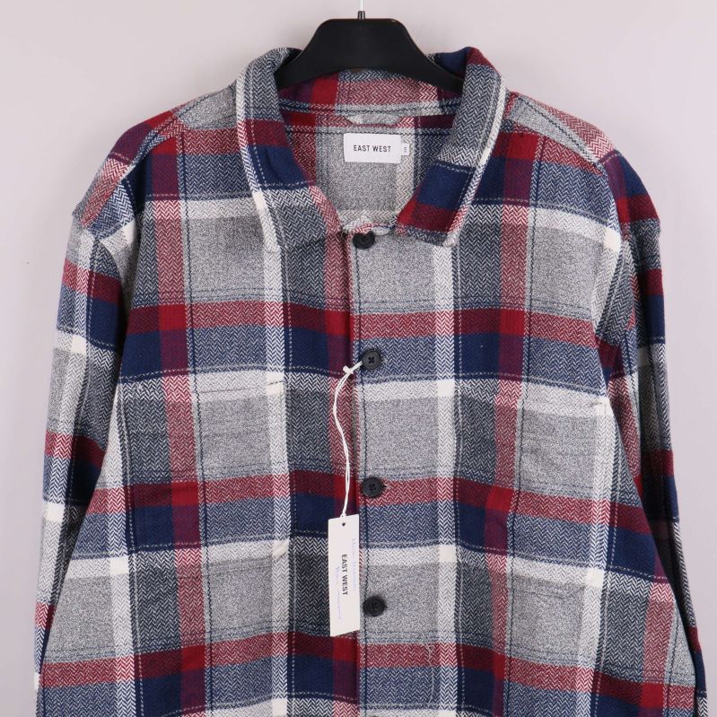 Närbild framtill på överdelen av skjortan med synliga knappar